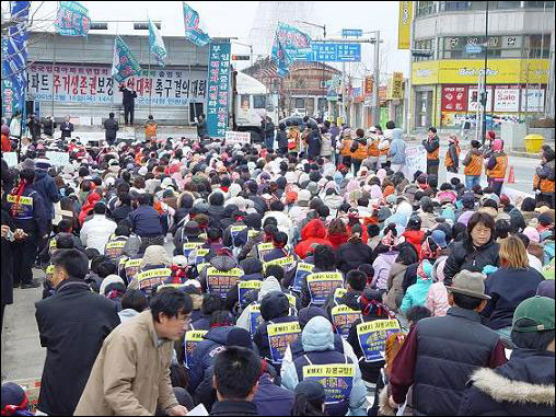 전국에서 부도임대아파트로 피해가 제일 큰 군산에서는 올해 2월부터 지금까지 정부를 상대로 부도임대아파트에 대한 특단의 대책을 촉구하며 생존권 투쟁을 계속해 왔습니다. 